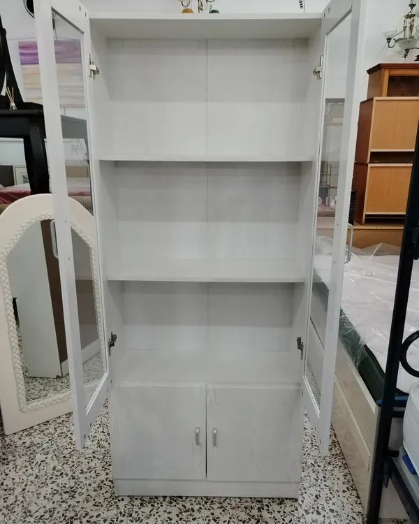 Vitrina de salón blanca con puertas de cristal