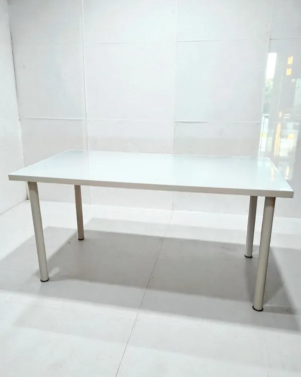 Mesa escritorio blanca con patas cilíndricas
