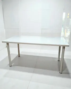 Mesa escritorio blanca con patas cilíndricas - miniatura 1