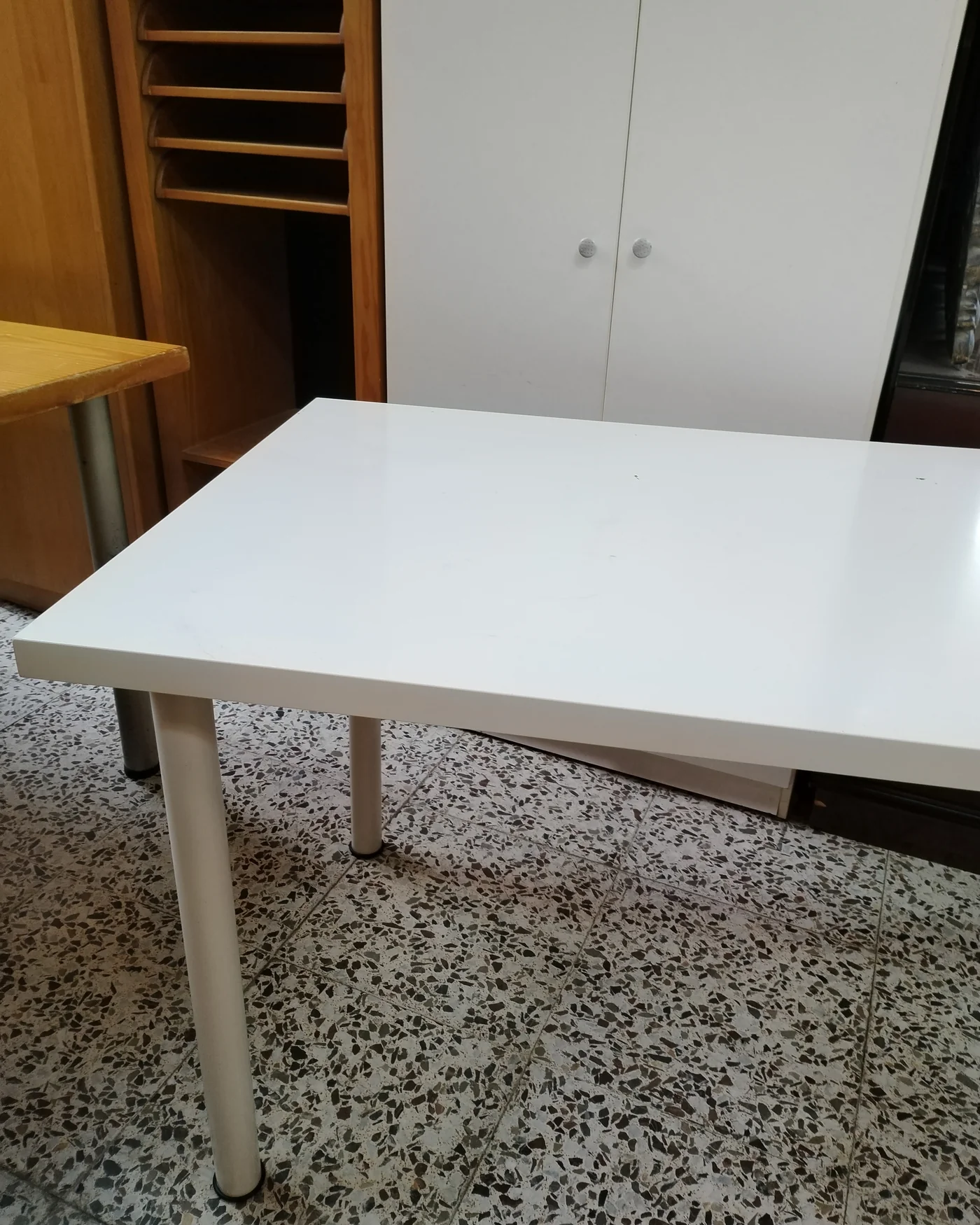 Mesa escritorio blanca con patas cilíndricas - imagen 2