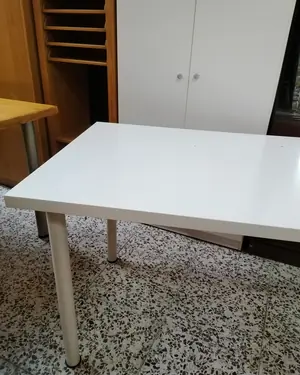 Mesa escritorio blanca con patas cilíndricas - miniatura 2