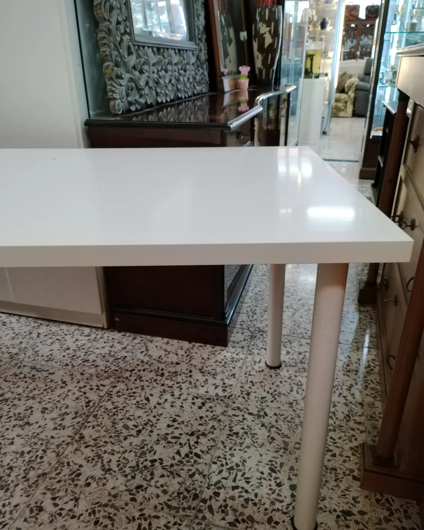 Mesa escritorio blanca con patas cilíndricas - imagen 3