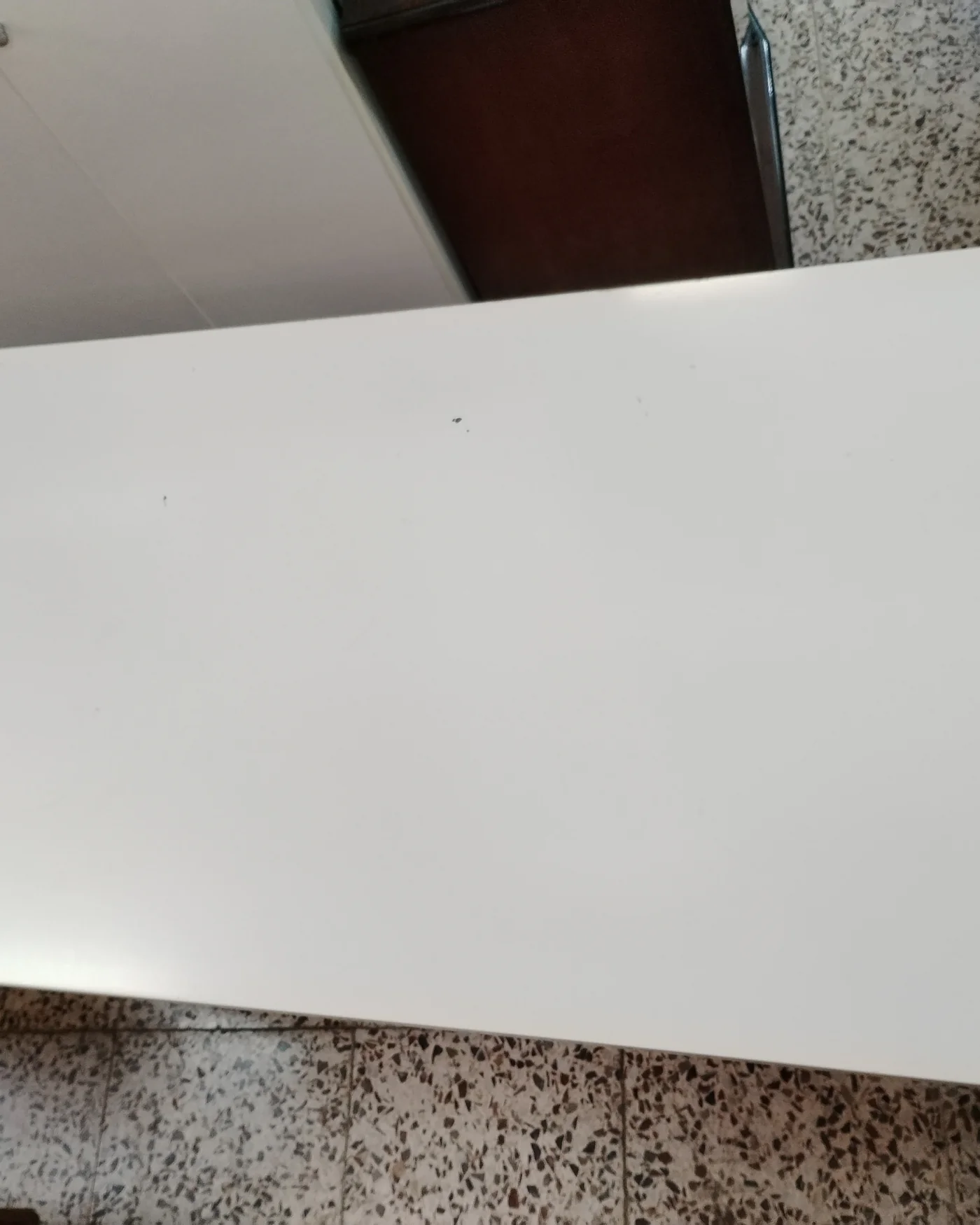 Mesa escritorio blanca con patas cilíndricas - imagen 4