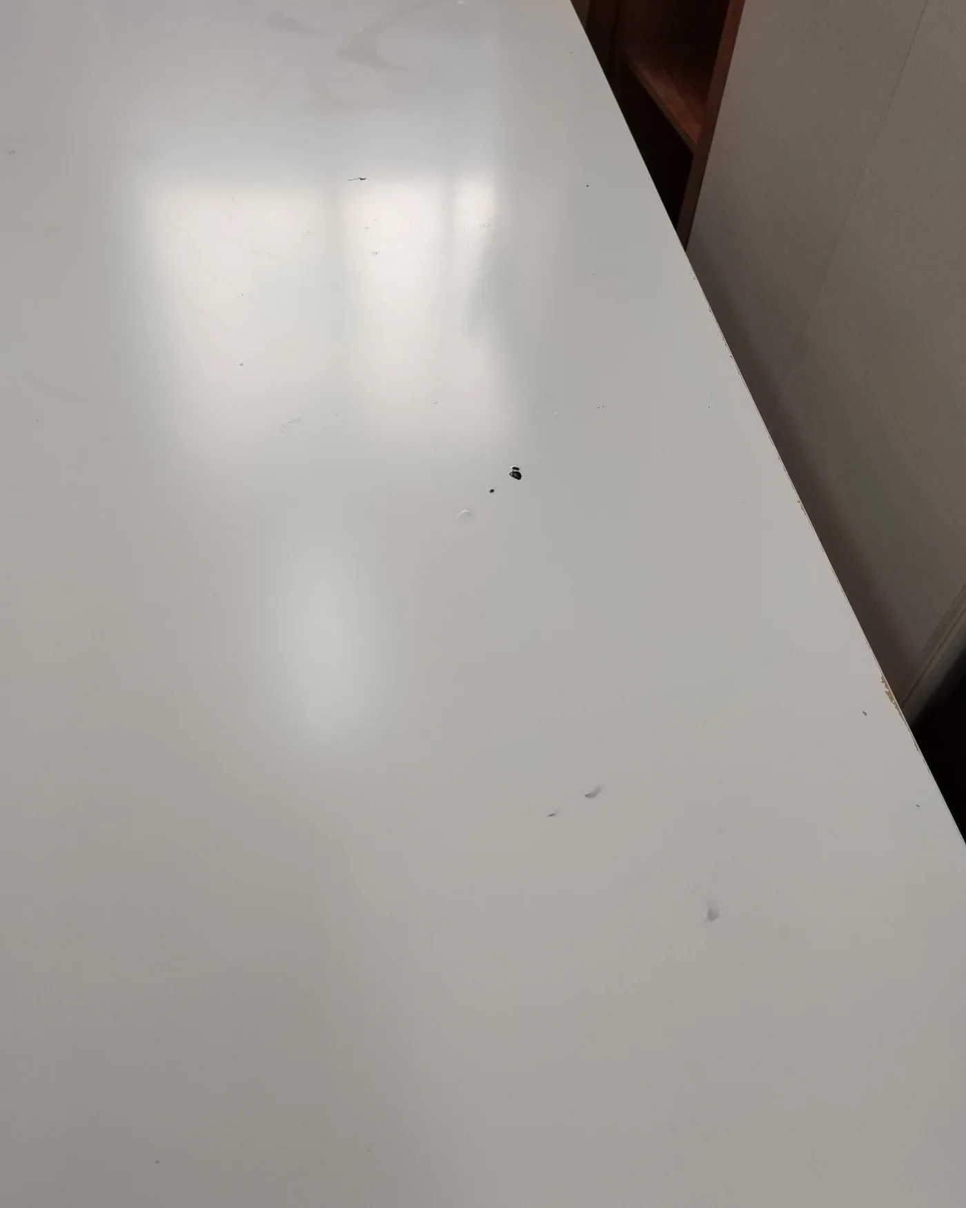 Mesa escritorio blanca con patas cilíndricas - imagen 5