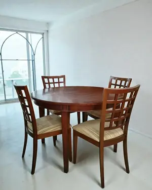Conjunto de mesa redonda extensible y 4 sillas de madera - miniatura 1