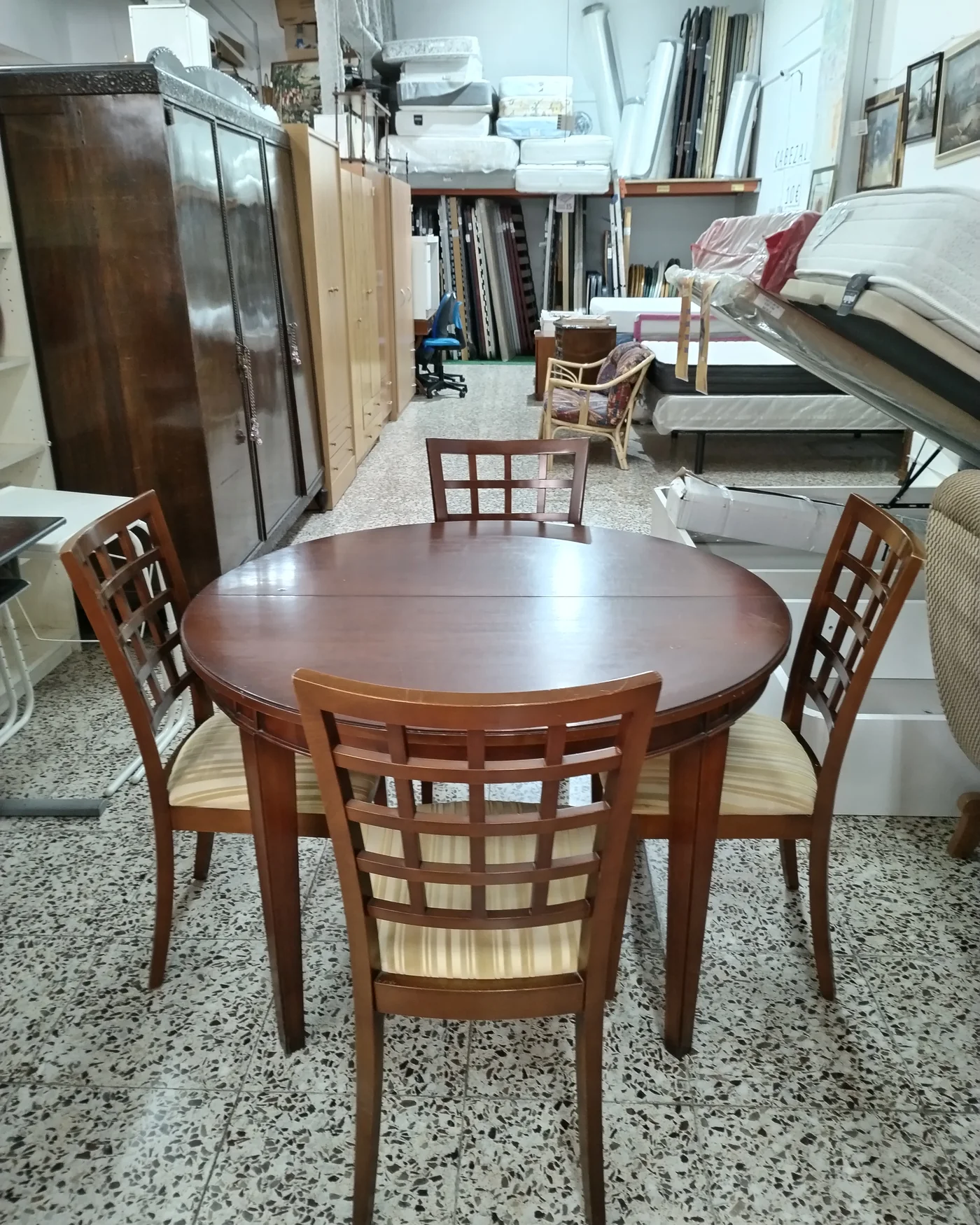 Conjunto de mesa redonda extensible y 4 sillas de madera - imagen 2