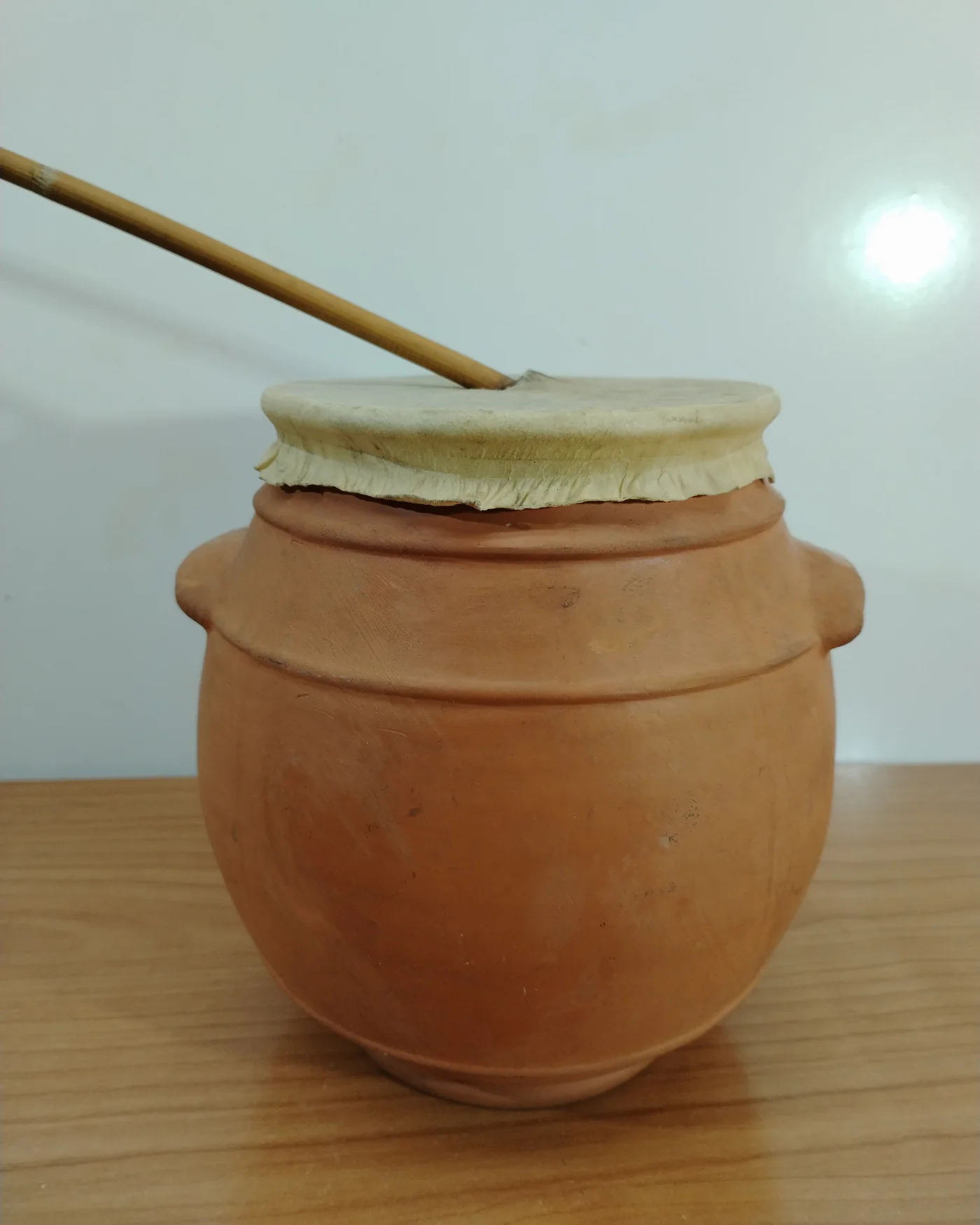 Zambomba de cerámica tradicional con parche de piel - imagen 2