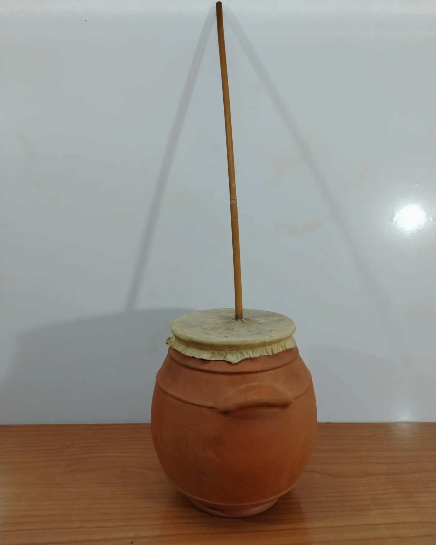 Zambomba de cerámica tradicional con parche de piel - imagen 3