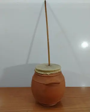 Zambomba de cerámica tradicional con parche de piel - miniatura 3