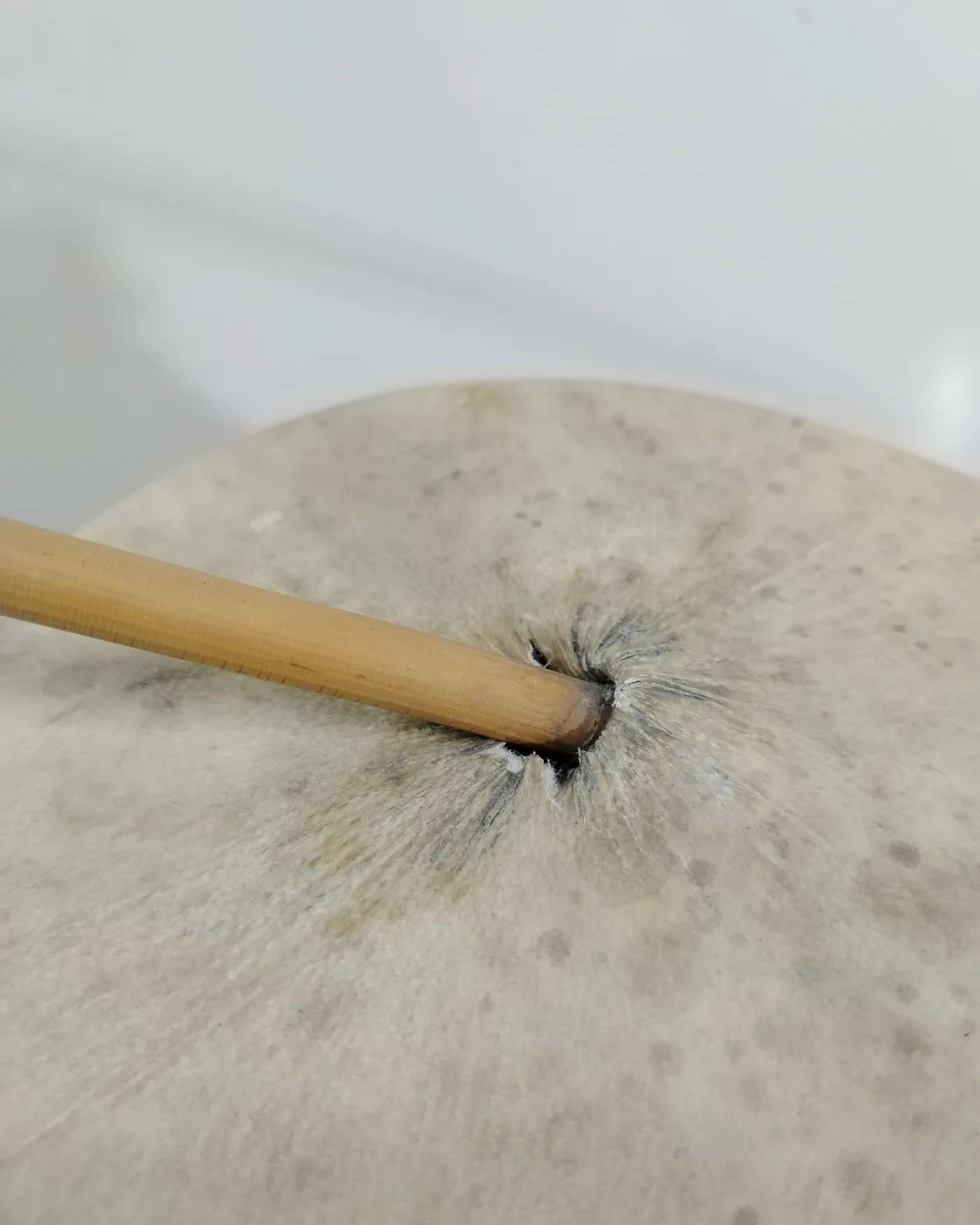 Zambomba de cerámica tradicional con parche de piel - imagen 4