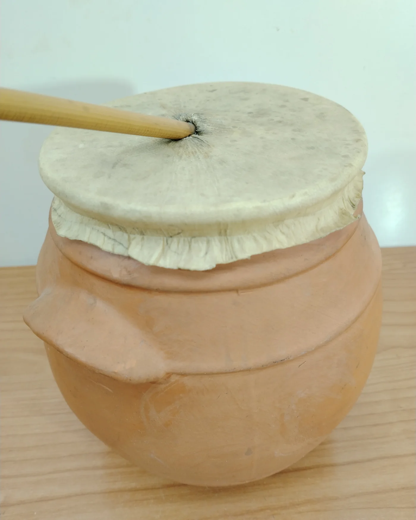Zambomba de cerámica tradicional con parche de piel - imagen 5