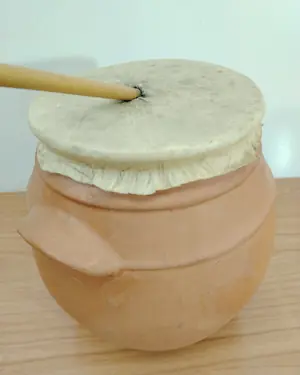 Zambomba de cerámica tradicional con parche de piel - miniatura 5