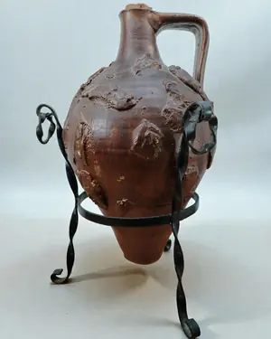 Anfora de cerámica artesanal con soporte de hierro forjado - miniatura 1