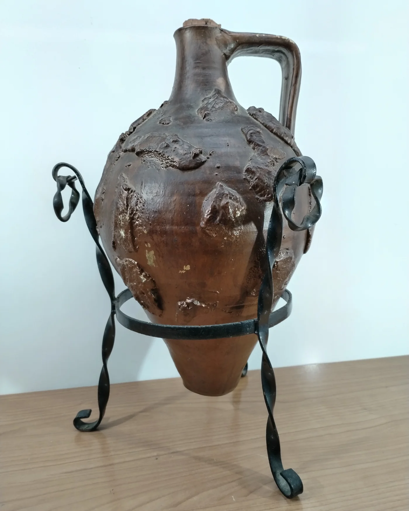 Anfora de cerámica artesanal con soporte de hierro forjado - imagen 2