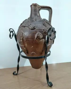 Anfora de cerámica artesanal con soporte de hierro forjado - miniatura 2