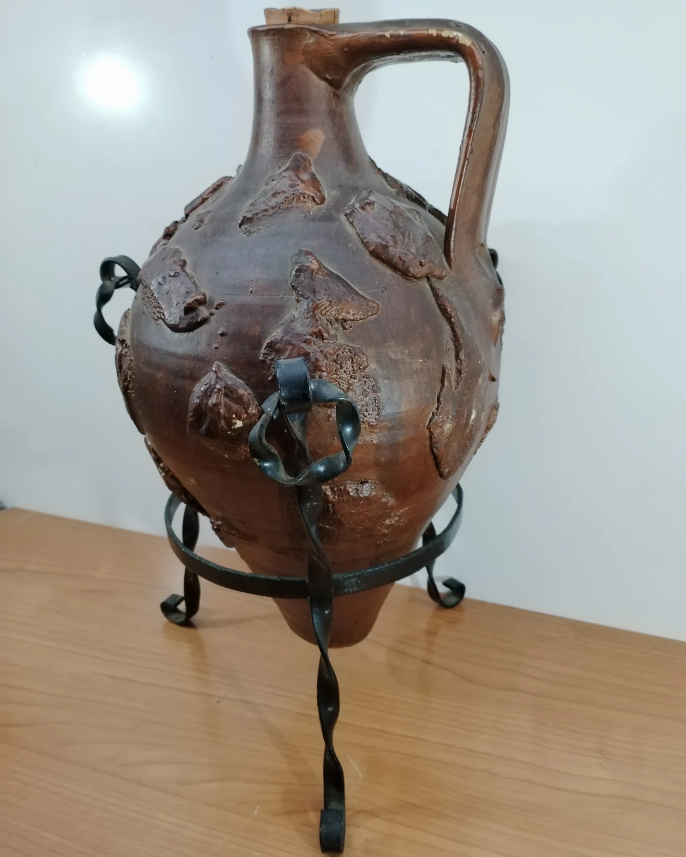 Anfora de cerámica artesanal con soporte de hierro forjado - imagen 3