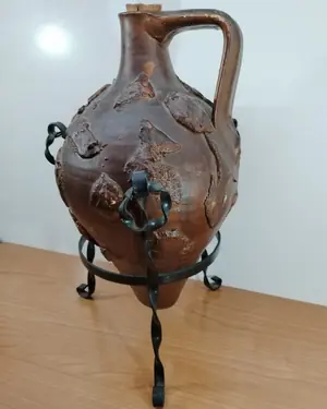 Anfora de cerámica artesanal con soporte de hierro forjado - miniatura 3
