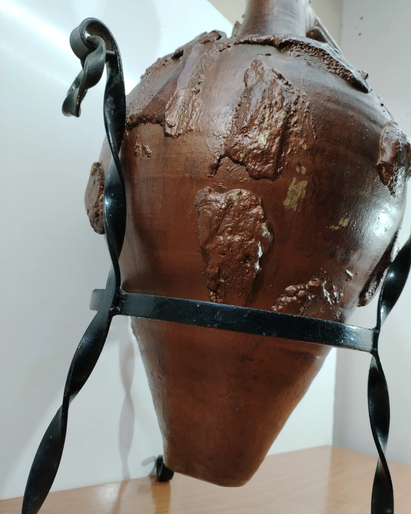 Anfora de cerámica artesanal con soporte de hierro forjado - imagen 4