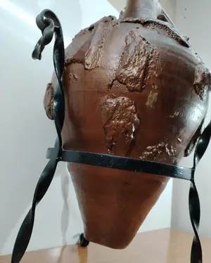 Anfora de cerámica artesanal con soporte de hierro forjado - miniatura 4