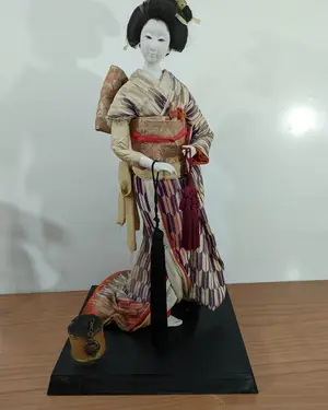 Figura de muñeca geisha japonesa - miniatura 1