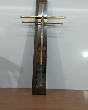 Cristo de madera y bronce - miniatura 1