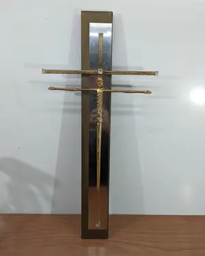 Cristo de madera y bronce - miniatura 2