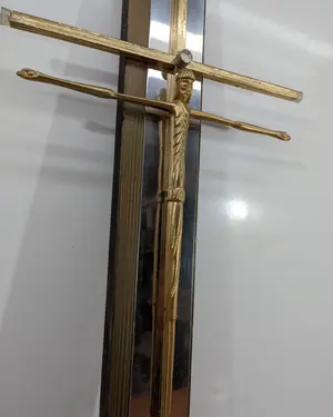 Cristo de madera y bronce - miniatura 4