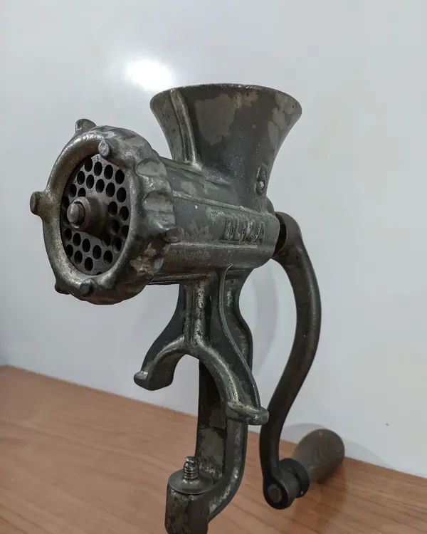 Picadora de Carne Vintage Elma de Manivela