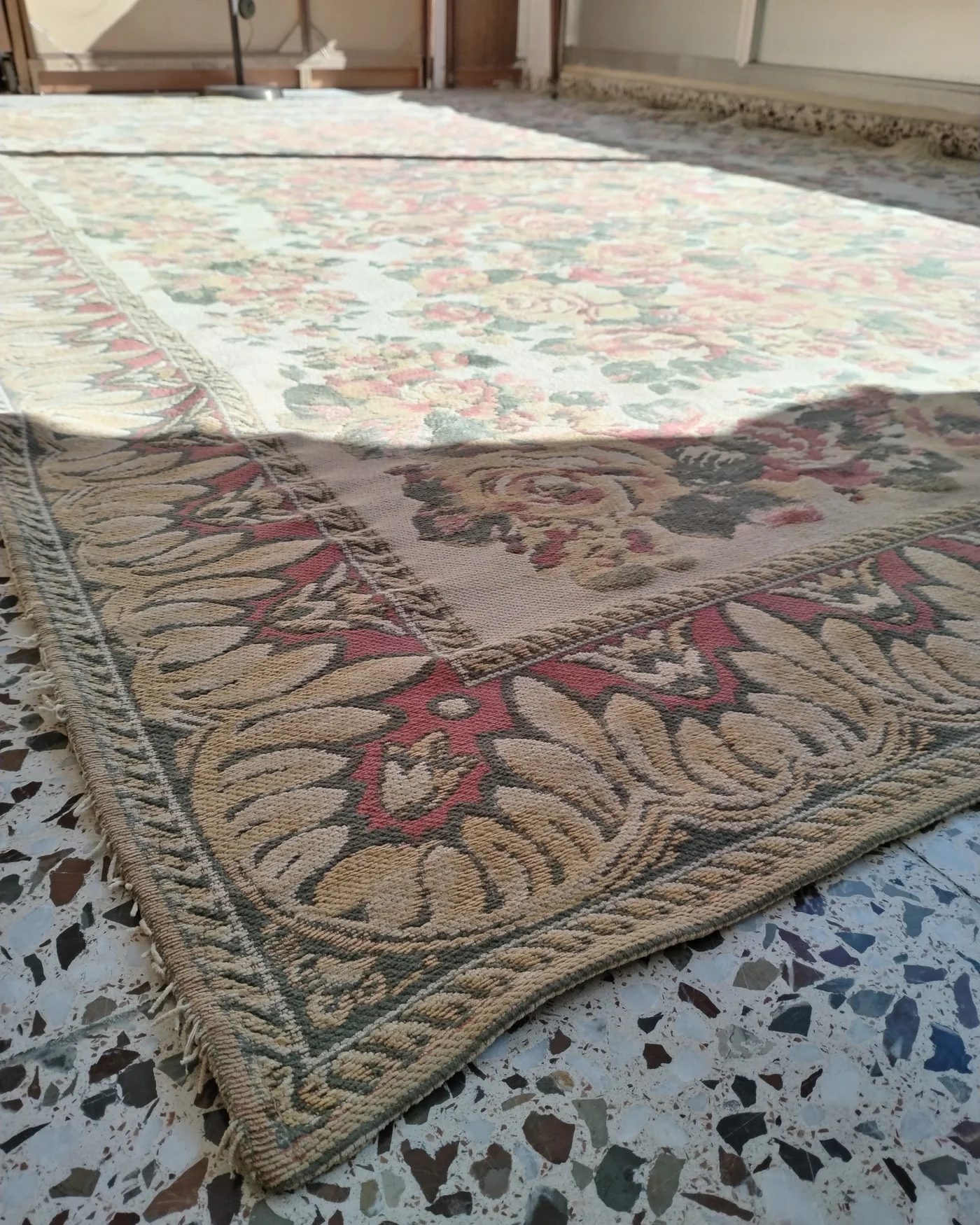 Alfombra con motivos florales - imagen 4