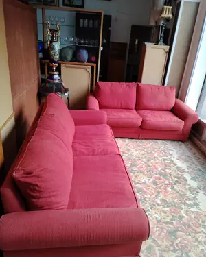 Conjunto de sofás tapizados en rojo - miniatura 1