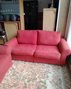 Conjunto de sofás tapizados en rojo - miniatura 2