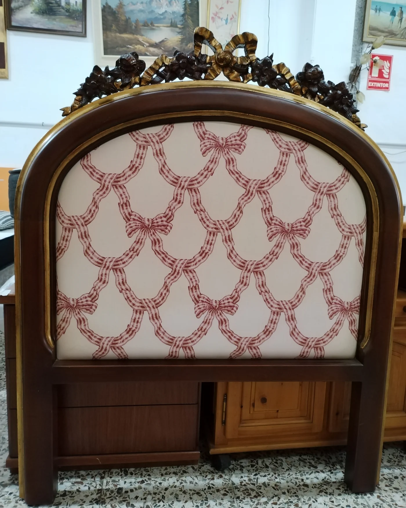 Cabecero vintage de madera con tallado y tapizado - imagen 1