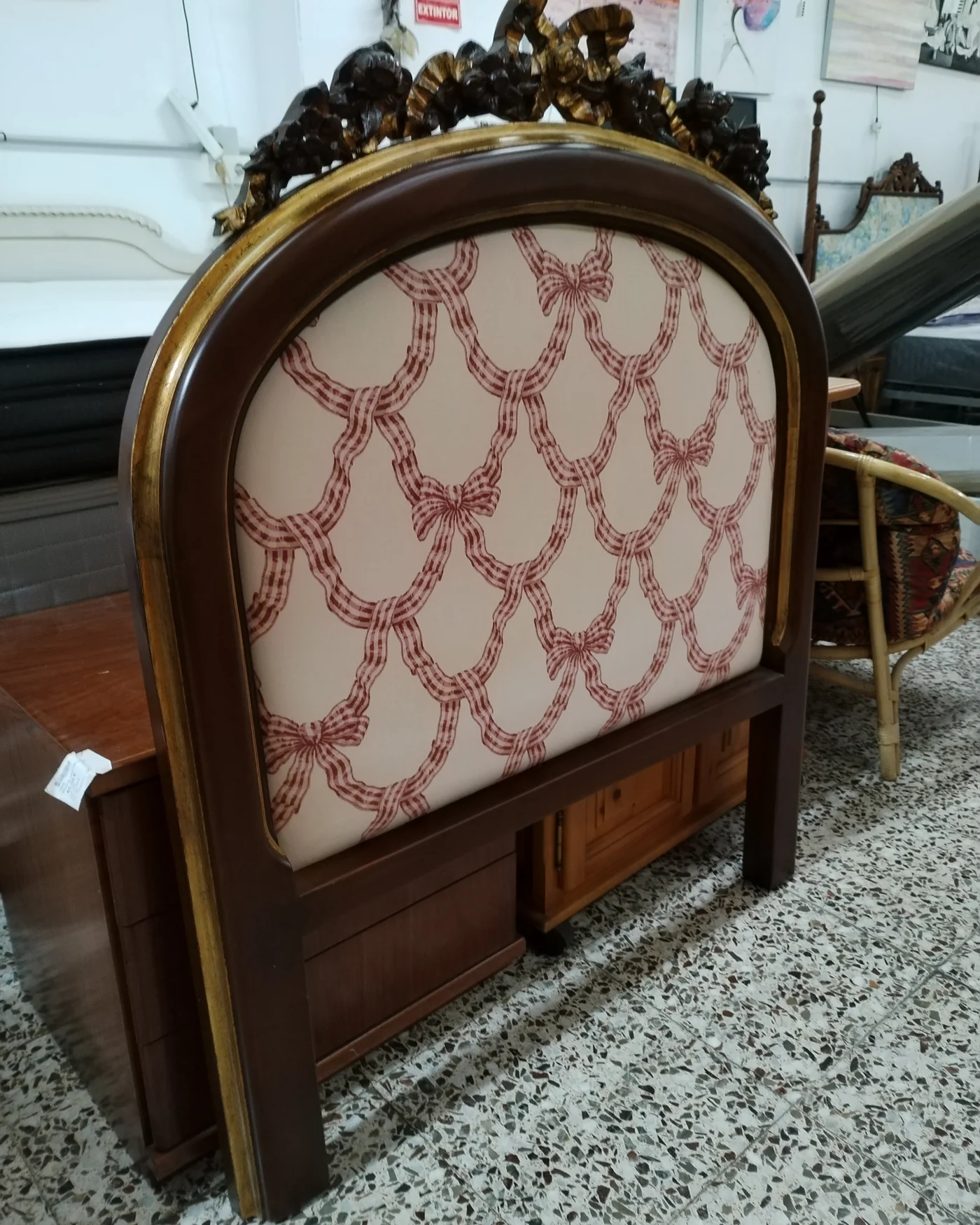Cabecero vintage de madera con tallado y tapizado - imagen 2