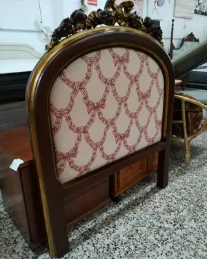 Cabecero vintage de madera con tallado y tapizado - miniatura 2