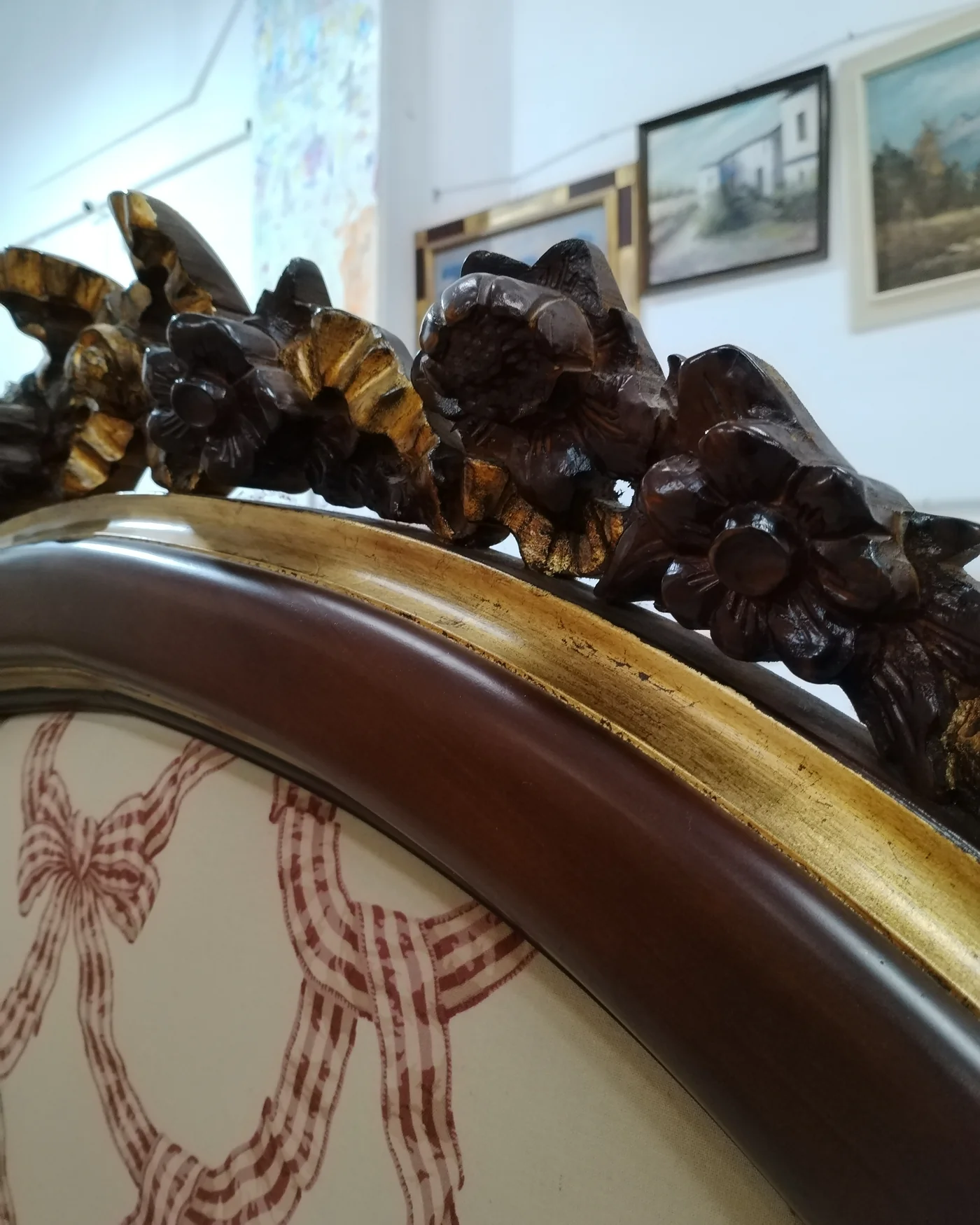 Cabecero vintage de madera con tallado y tapizado - imagen 4