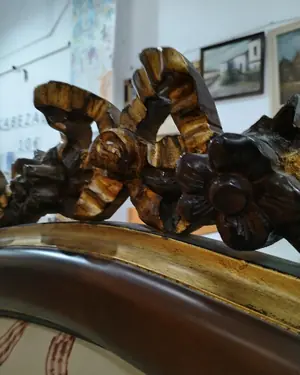 Cabecero vintage de madera con tallado y tapizado - miniatura 5
