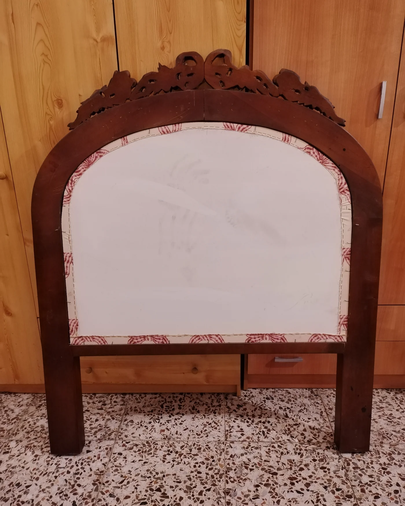 Cabecero vintage de madera con tallado y tapizado - imagen 6