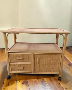 Mueble de tv de mimbre con ruedas - miniatura 1