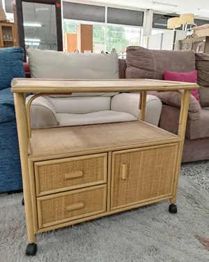 Mueble de tv de mimbre con ruedas - miniatura 2