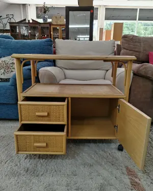 Mueble de tv de mimbre con ruedas - miniatura 3
