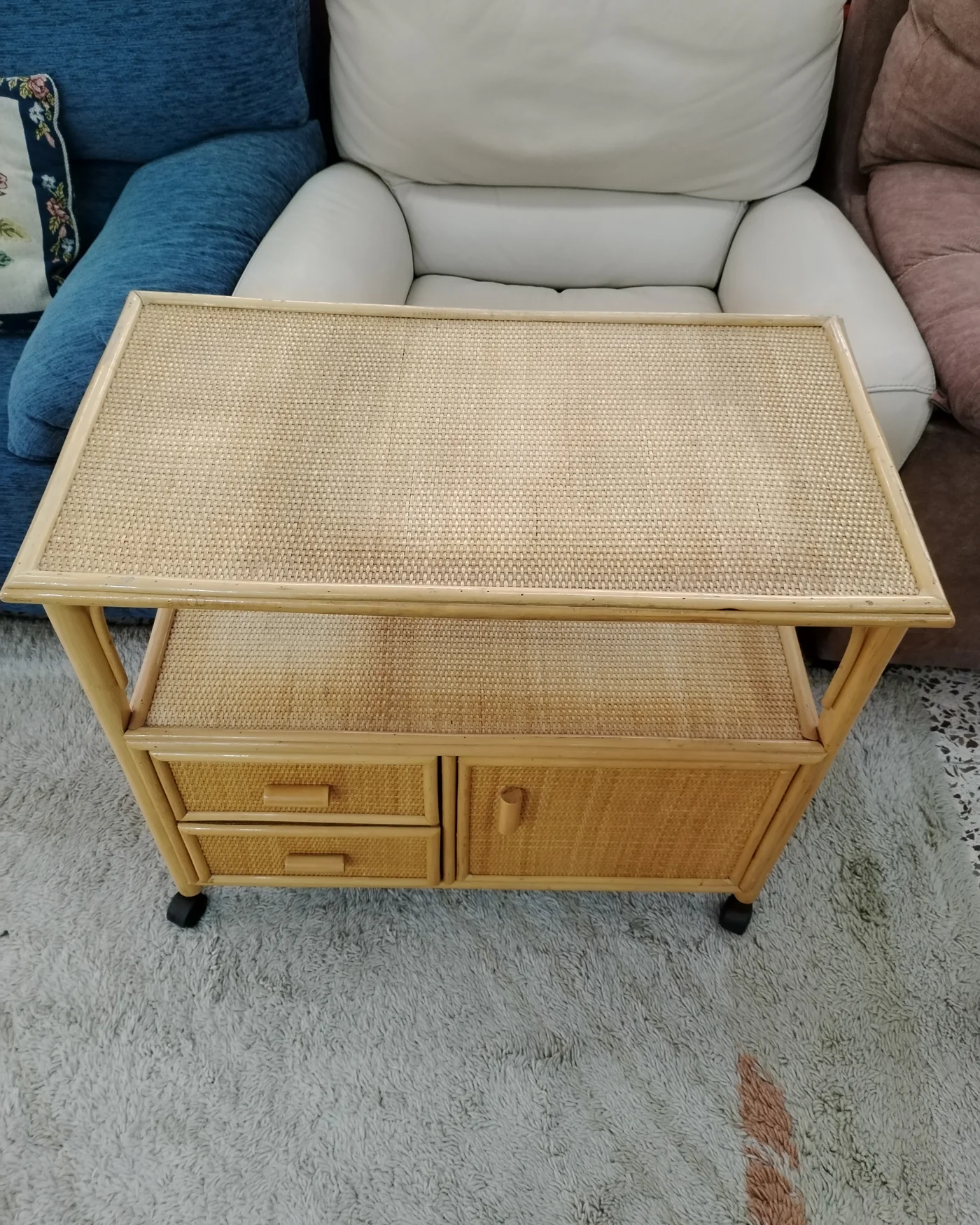 Mueble de tv de mimbre con ruedas - imagen 4
