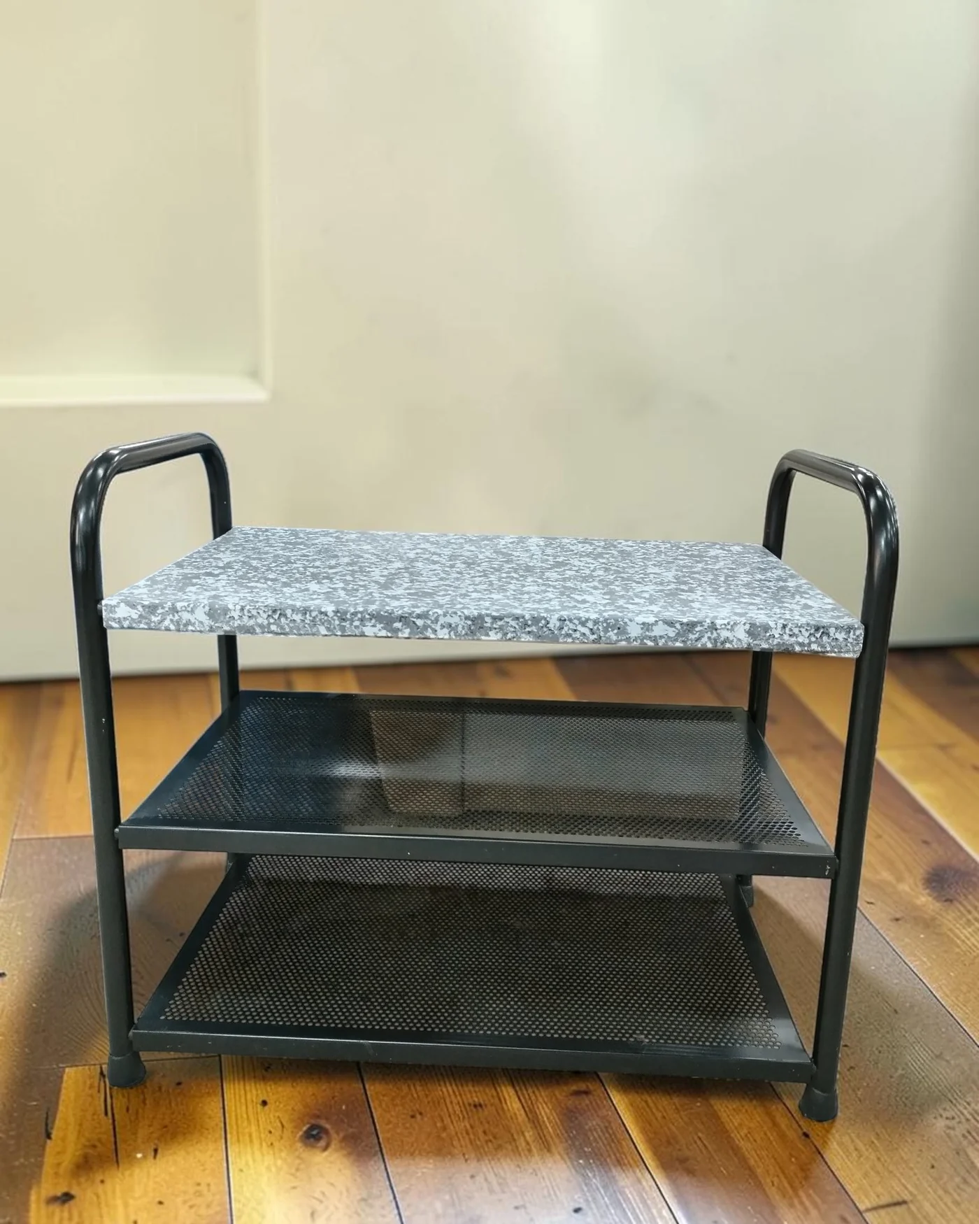 Mueble auxiliar de metal negro con encimera de mármol - imagen 1