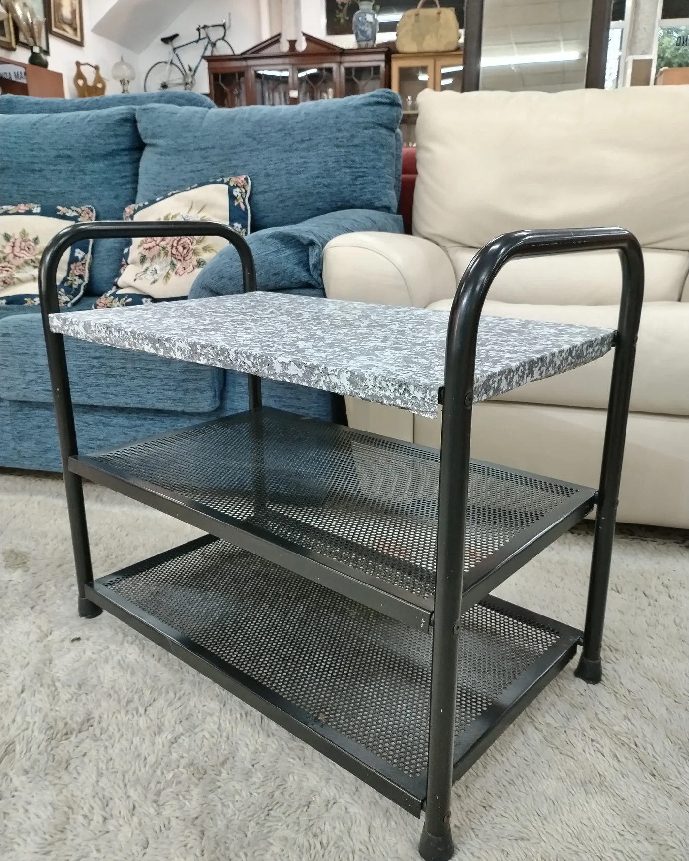 Mueble auxiliar de metal negro con encimera de mármol - imagen 2