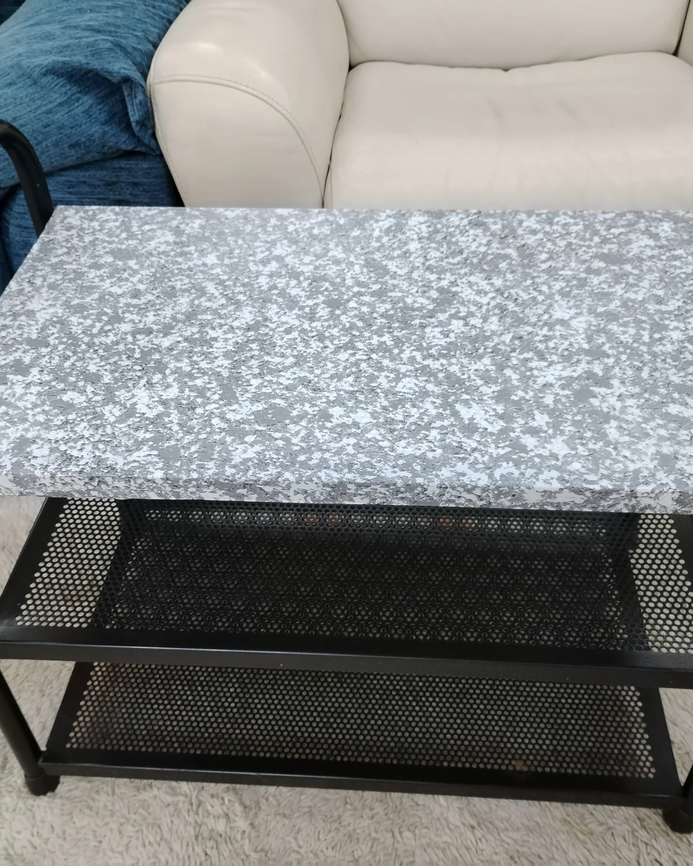 Mueble auxiliar de metal negro con encimera de mármol - imagen 3