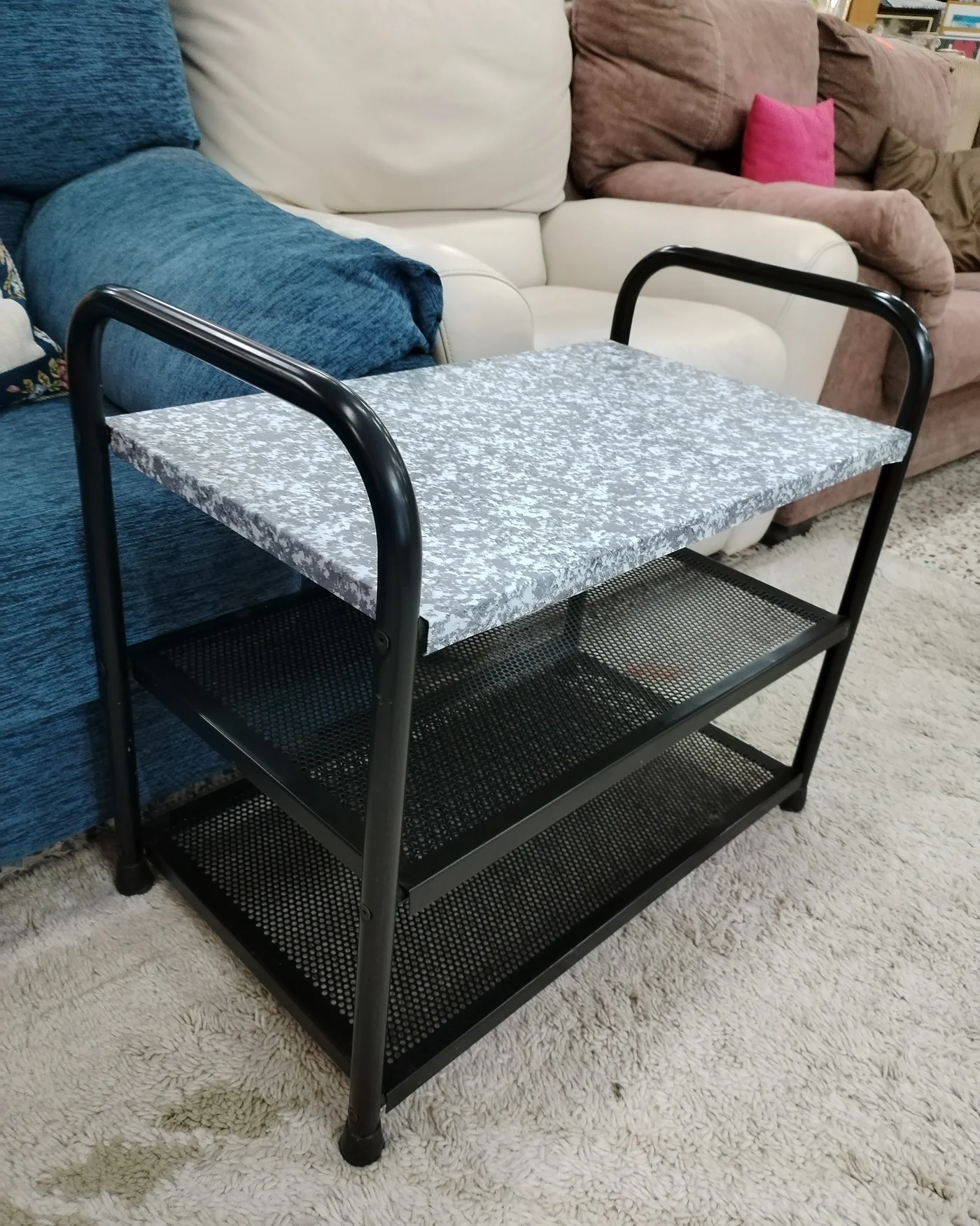 Mueble auxiliar de metal negro con encimera de mármol - imagen 4