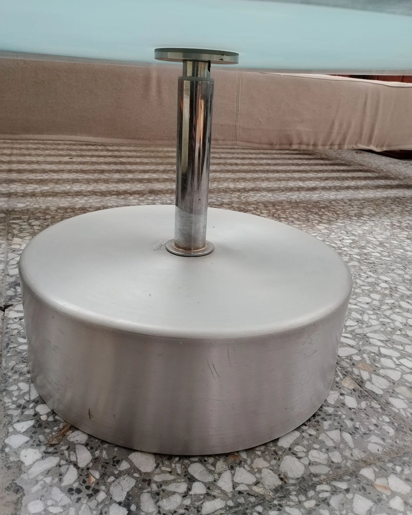 Mesa de Centro Circular de Cristal y Metal - imagen 3