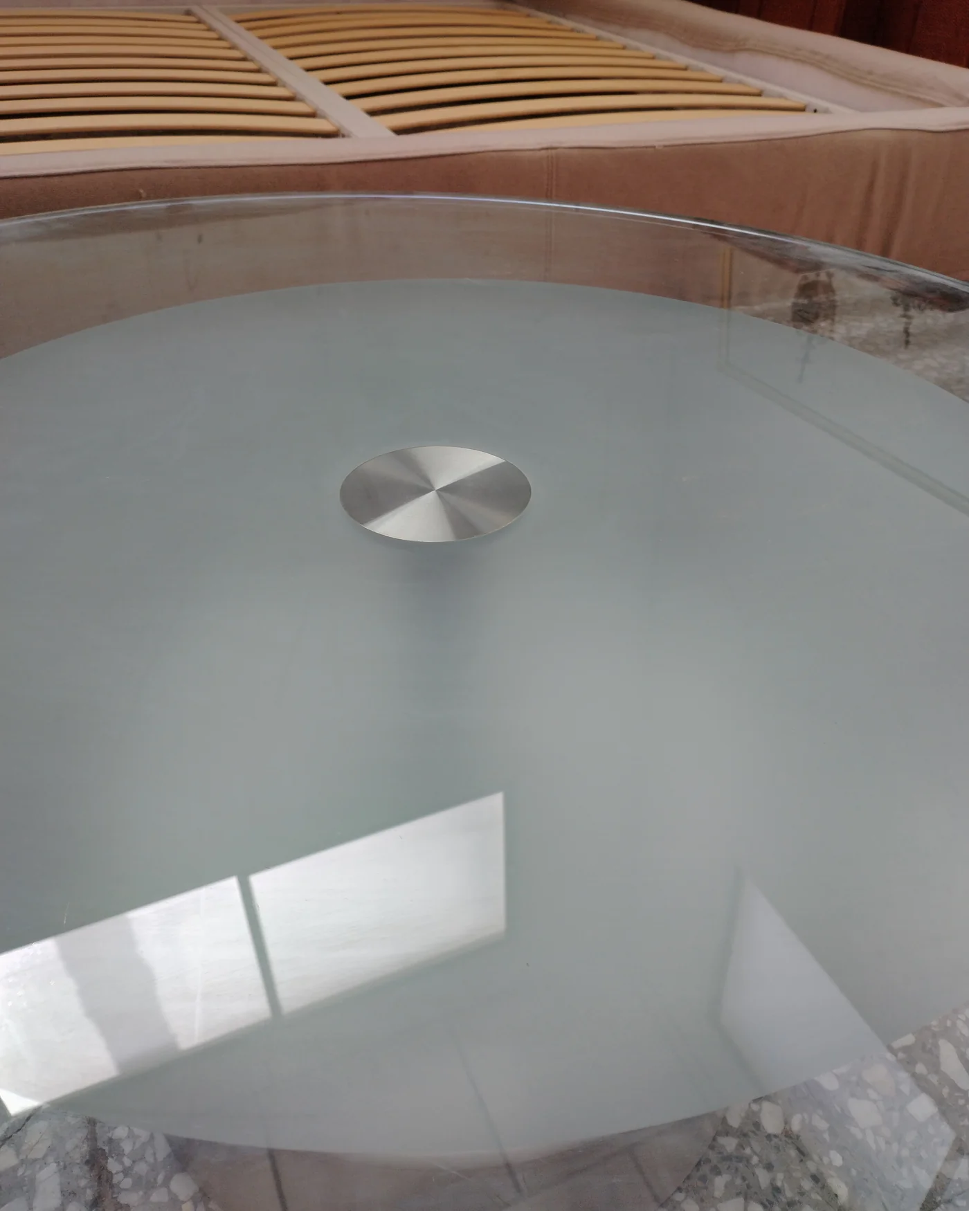 Mesa de Centro Circular de Cristal y Metal - imagen 4