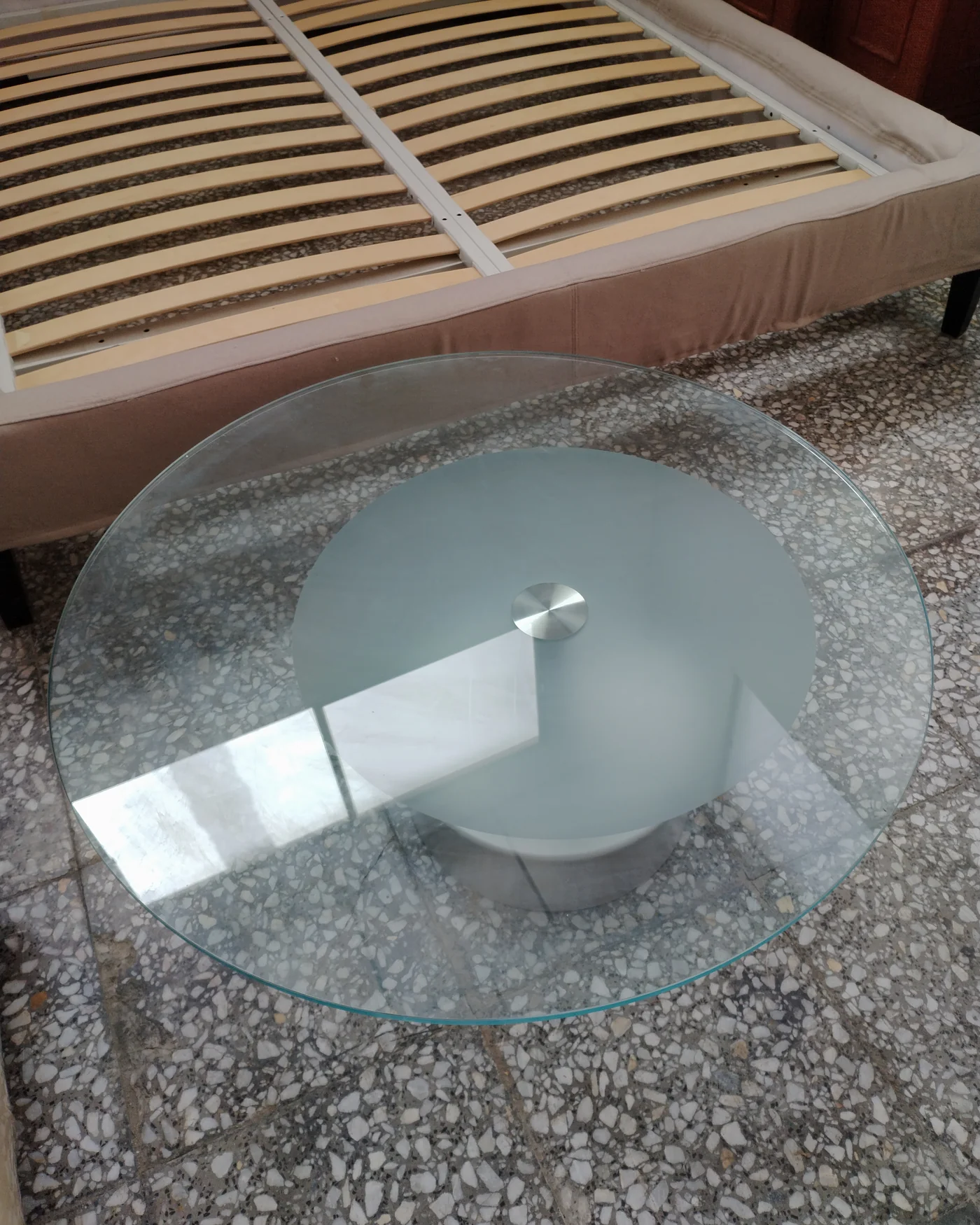 Mesa de Centro Circular de Cristal y Metal - imagen 5