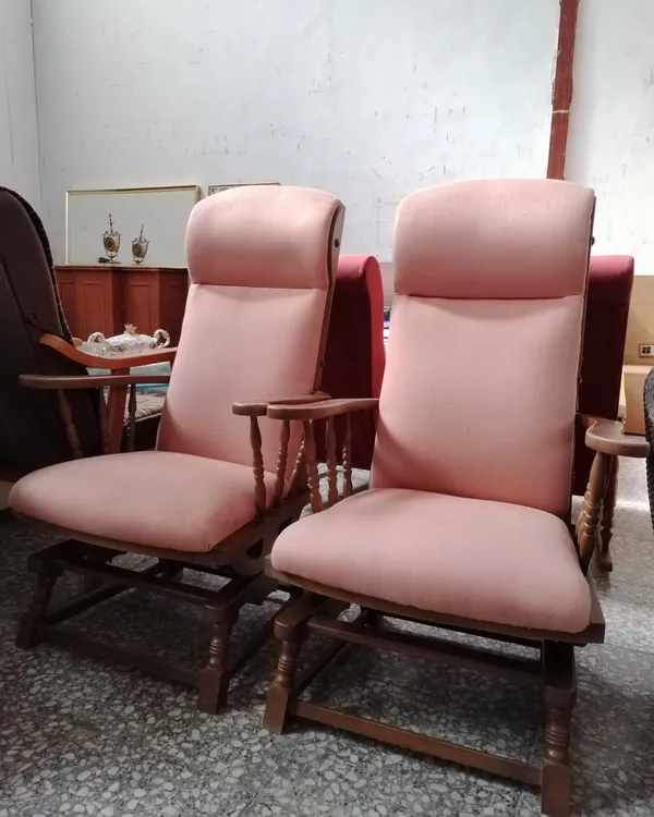 Par de mecedoras vintage tapizadas en rosa con estructura de madera