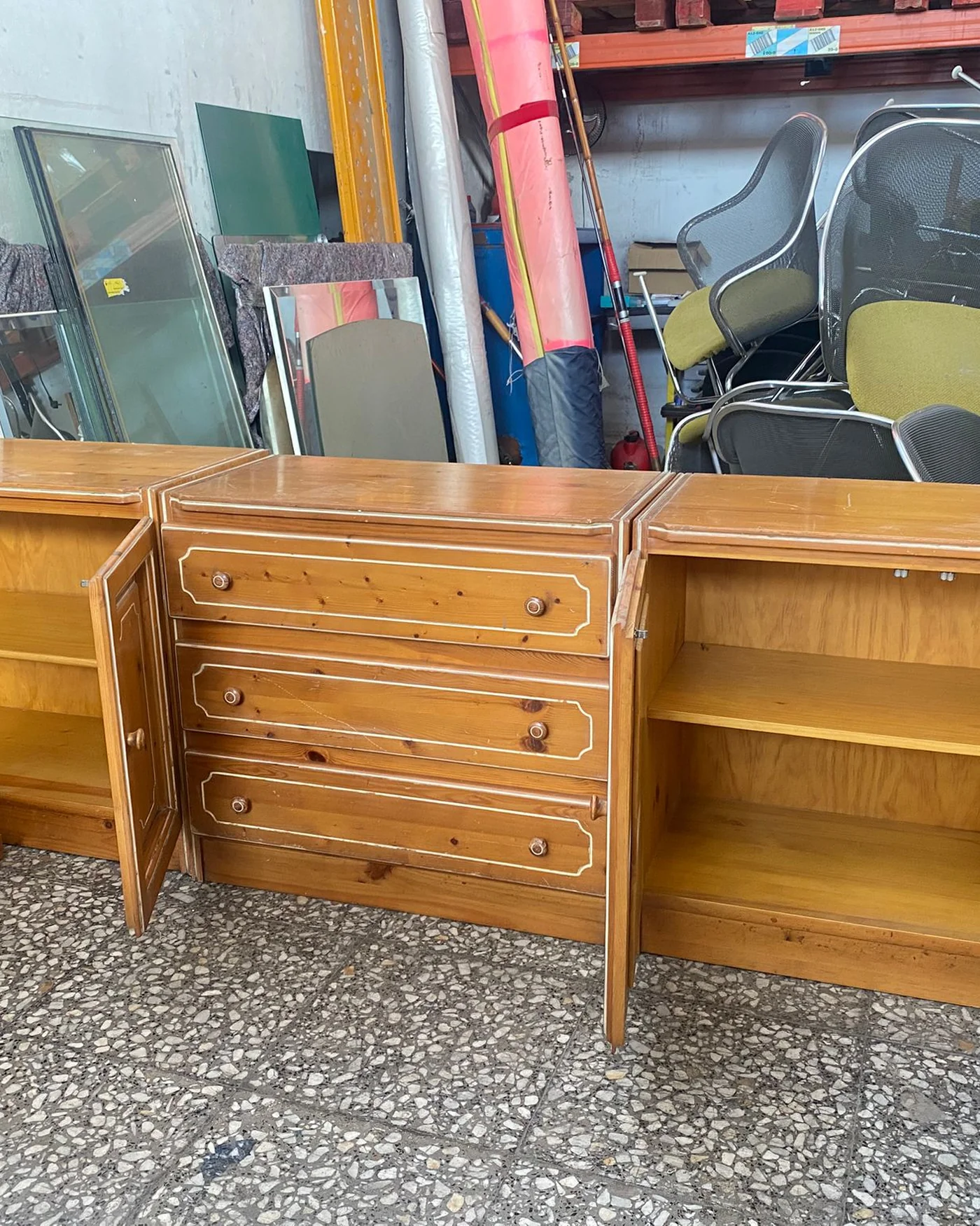 Mueble de 3 módulos de pino con detalles en blanco - imagen 5